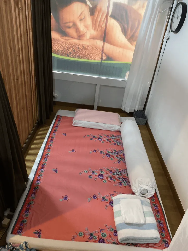タイ古式マッサージの施術マットと枕が整えられた落ち着いた店内